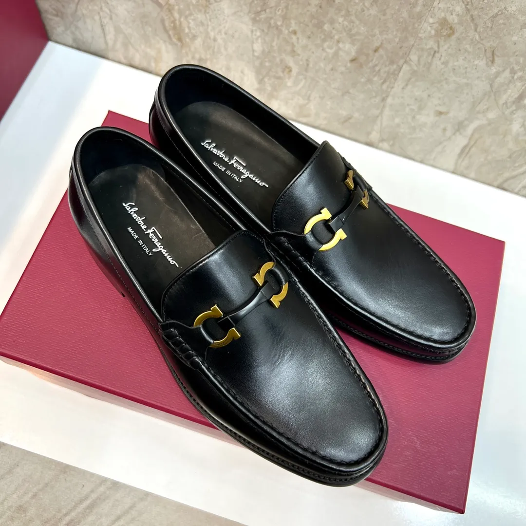 Original quality P580 Brand: Ferragamo Standard size: Men's size 38/44 (45 can be customized) Grade: Same style as the official website High-quality men's shoes Material: Customized first-layer calfskin with water-dyed cowhide lining Cowhide tiptoe Original non-slip and wear-resistant rubber outsole Style category: Men's formal business leather shoes Young and fashionable European and American trends British style Casual matching Comfortable feet Color: Actual picture
